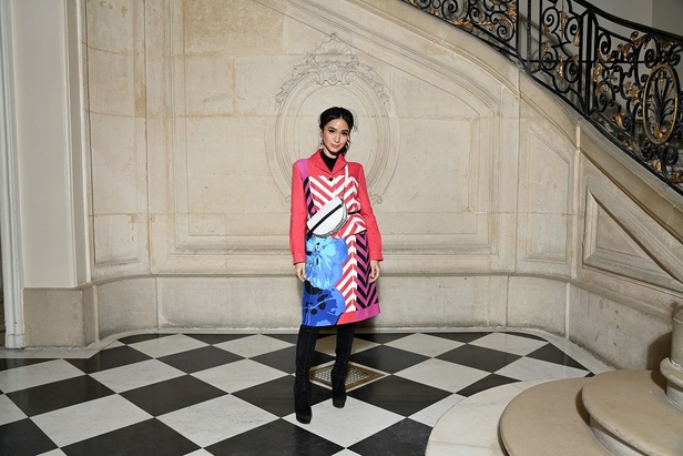 مجموعة حالمة بتصاميم براقة وثلاثية الأبعاد من دار Dior ضمن أسبوع الموضة للأزياء الفاخرة