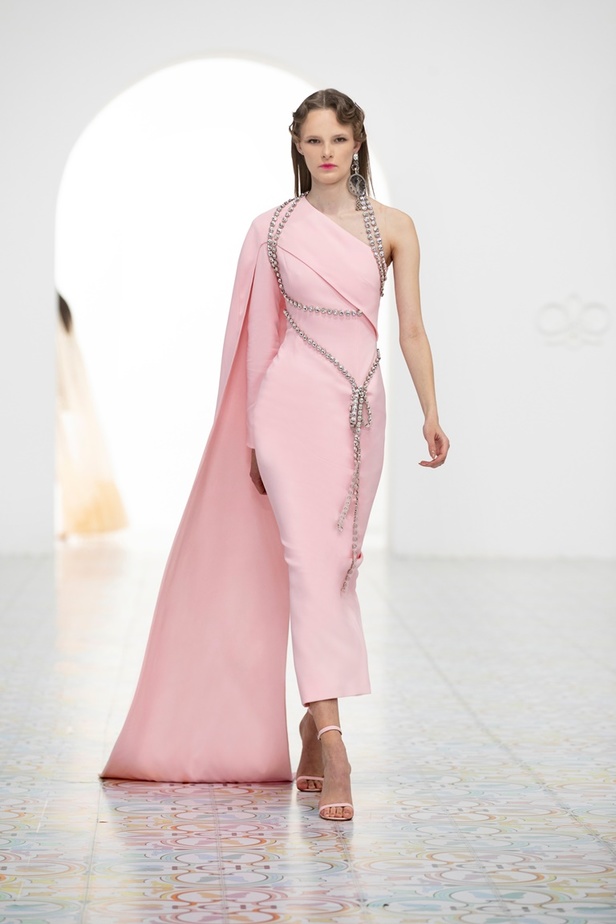 الرومانسية تتجسّد في تصاميم مجموعة أزياء جورج حبيقة لربيع وصيف 2022