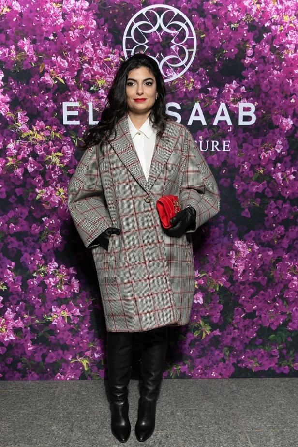 ايلي صعب يجسّد بهجة البحر المتوسط بفساتين مشرقة وألوان صاخبة