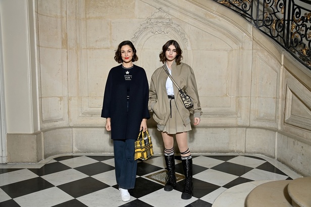 مجموعة حالمة بتصاميم براقة وثلاثية الأبعاد من دار Dior ضمن أسبوع الموضة للأزياء الفاخرة