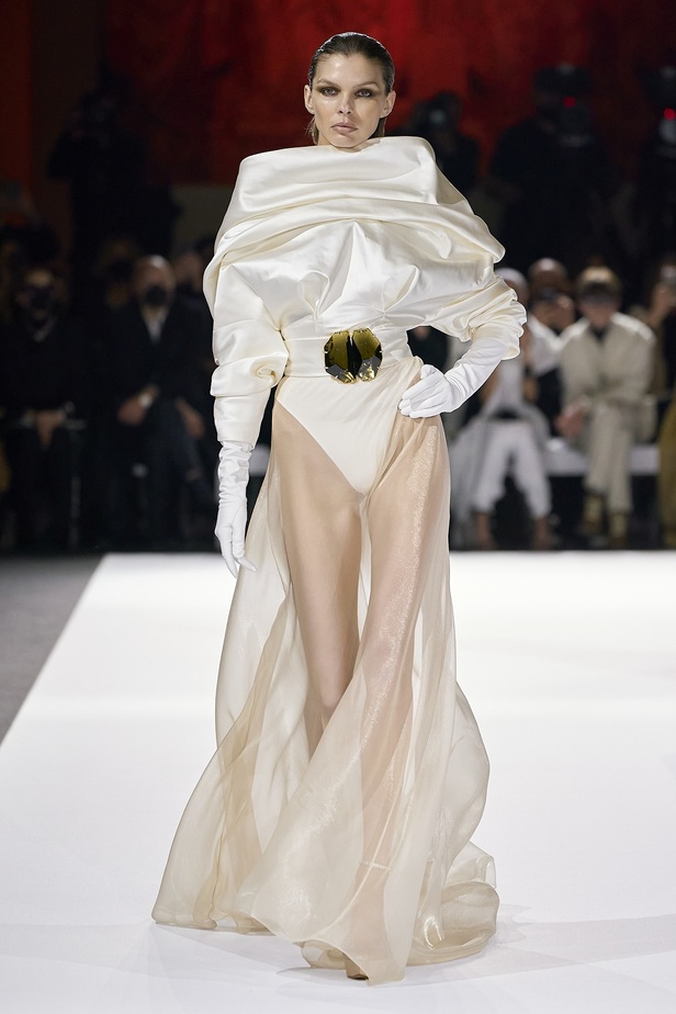 مجموعة الهوت كوتور لربيع وصيف 2022 من ستيفان رولاند بعد غياب عامين 