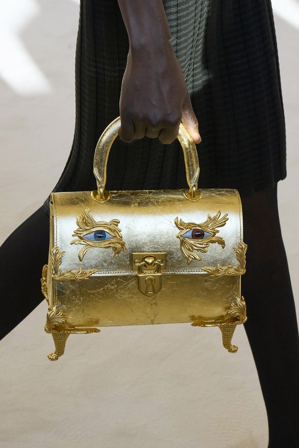 عرض أزياء سكياباريلي لموسم ربيع وصيف 2022