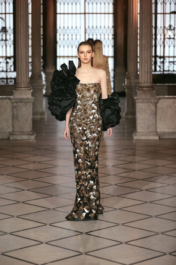 مجموعة المصمم طوني ورد من الأزياء الراقية لربيع وصيف 2022