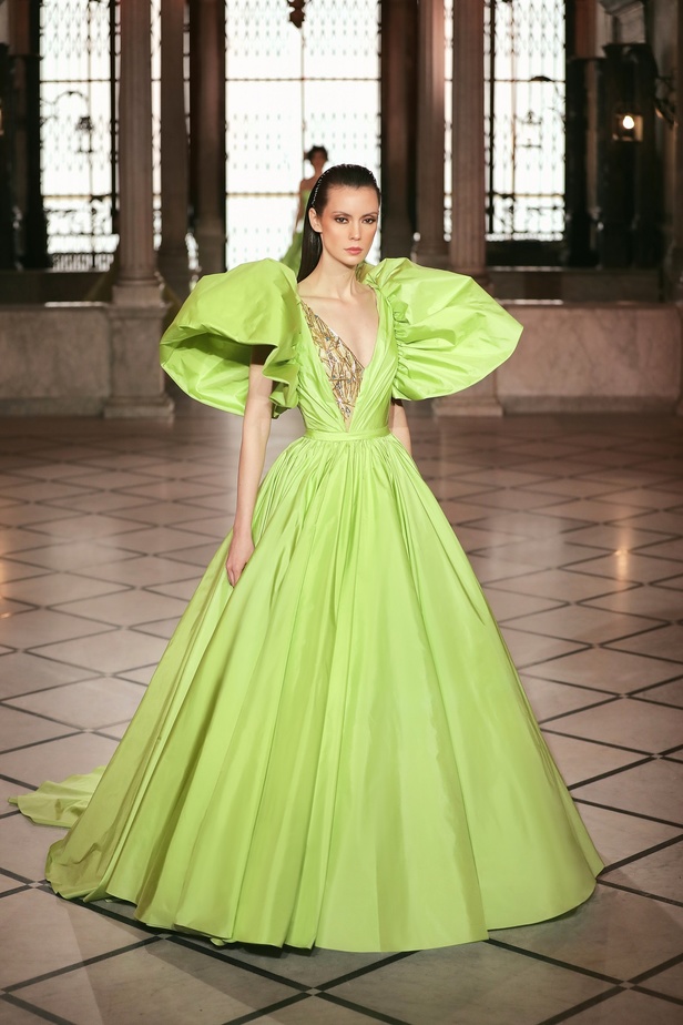 مجموعة المصمم طوني ورد من الأزياء الراقية لربيع وصيف 2022