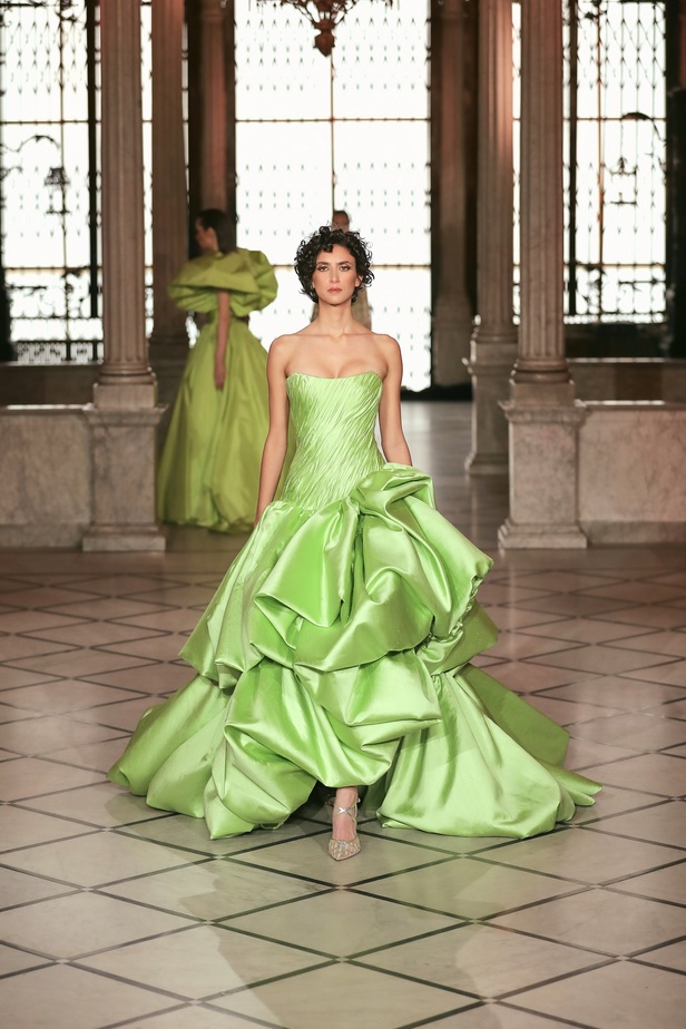 مجموعة المصمم طوني ورد من الأزياء الراقية لربيع وصيف 2022