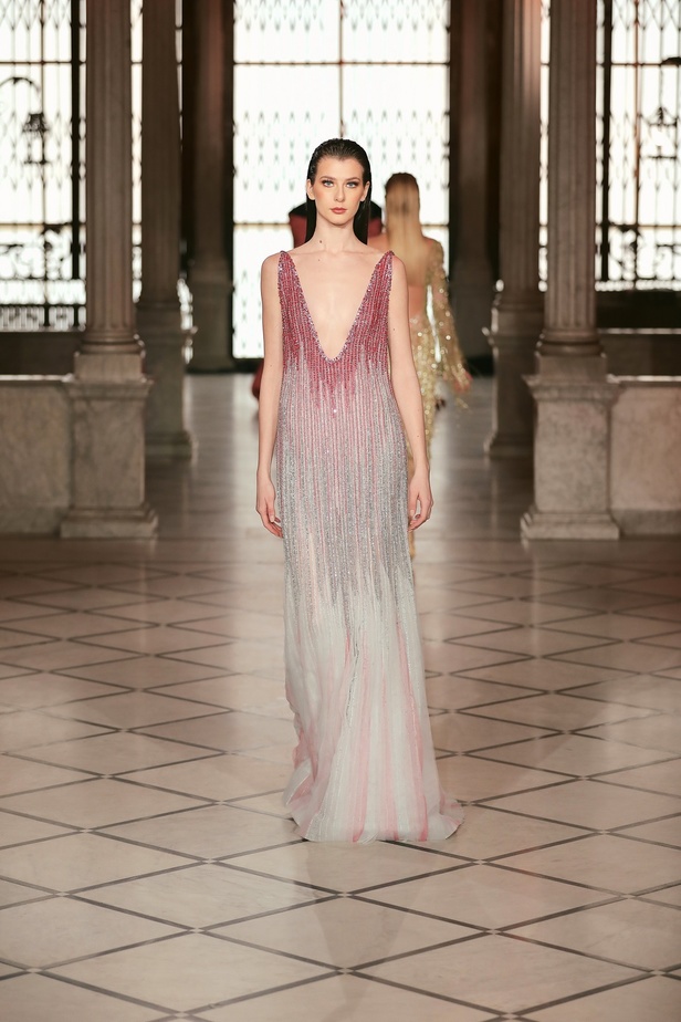 مجموعة المصمم طوني ورد من الأزياء الراقية لربيع وصيف 2022