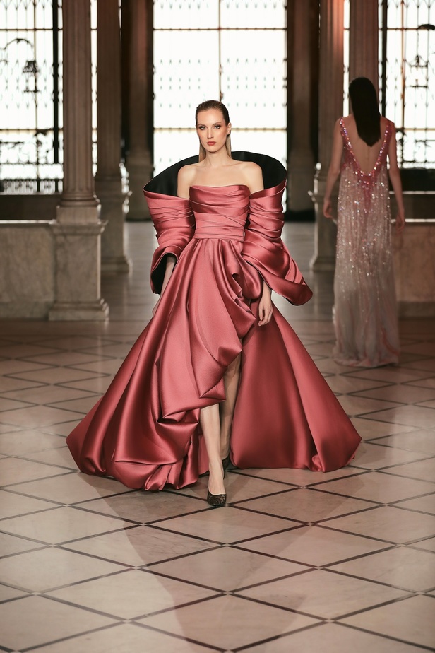 مجموعة المصمم طوني ورد من الأزياء الراقية لربيع وصيف 2022