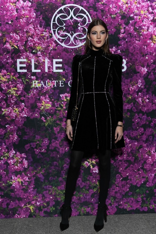 ايلي صعب يجسّد بهجة البحر المتوسط بفساتين مشرقة وألوان صاخبة