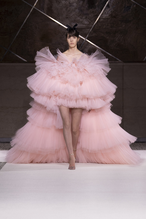 مجموعة Giambattista Valli للهوت كوتور لربيع وصيف 2022‏