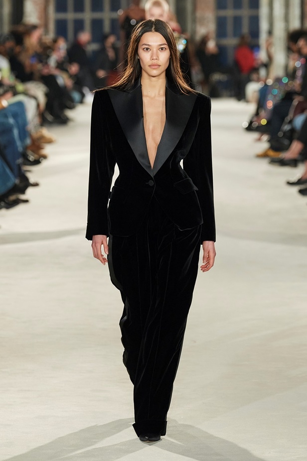 لوحة من الألوان والقصات في مجموعة Alexandre Vauthier للأزياء الراقية لربيع وصيف 2022