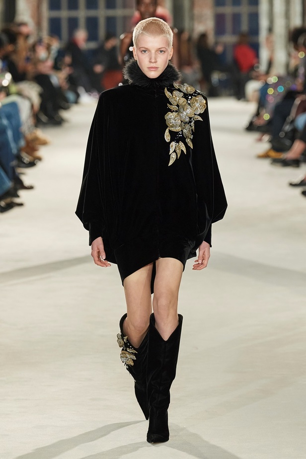 لوحة من الألوان والقصات في مجموعة Alexandre Vauthier للأزياء الراقية لربيع وصيف 2022