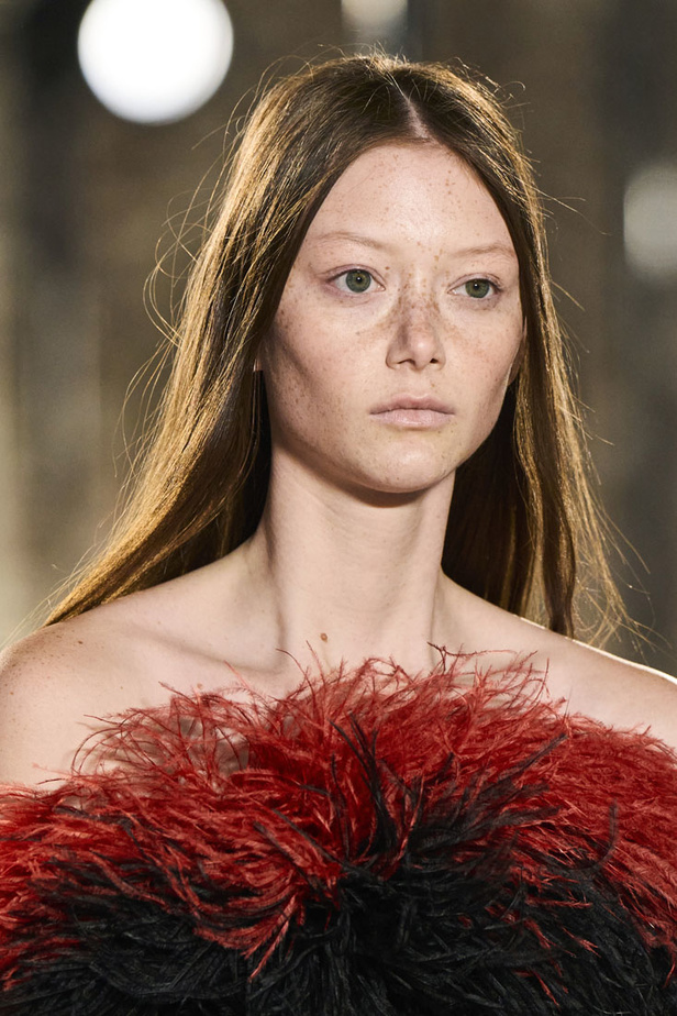 لوحة من الألوان والقصات في مجموعة Alexandre Vauthier للأزياء الراقية لربيع وصيف 2022