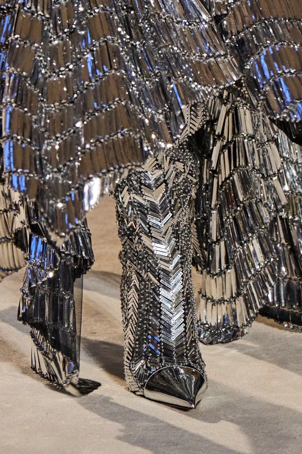 لوحة من الألوان والقصات في مجموعة Alexandre Vauthier للأزياء الراقية لربيع وصيف 2022