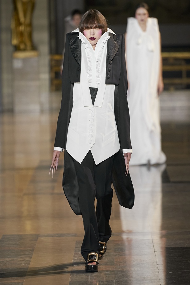 مجموعة أزياء Viktor&Rolf للأزياء الراقية لربيع وصيف 2022