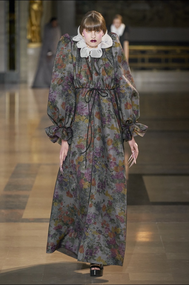 مجموعة أزياء Viktor&Rolf للأزياء الراقية لربيع وصيف 2022