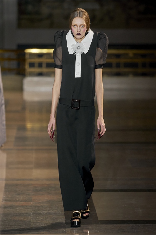 مجموعة أزياء Viktor&Rolf للأزياء الراقية لربيع وصيف 2022