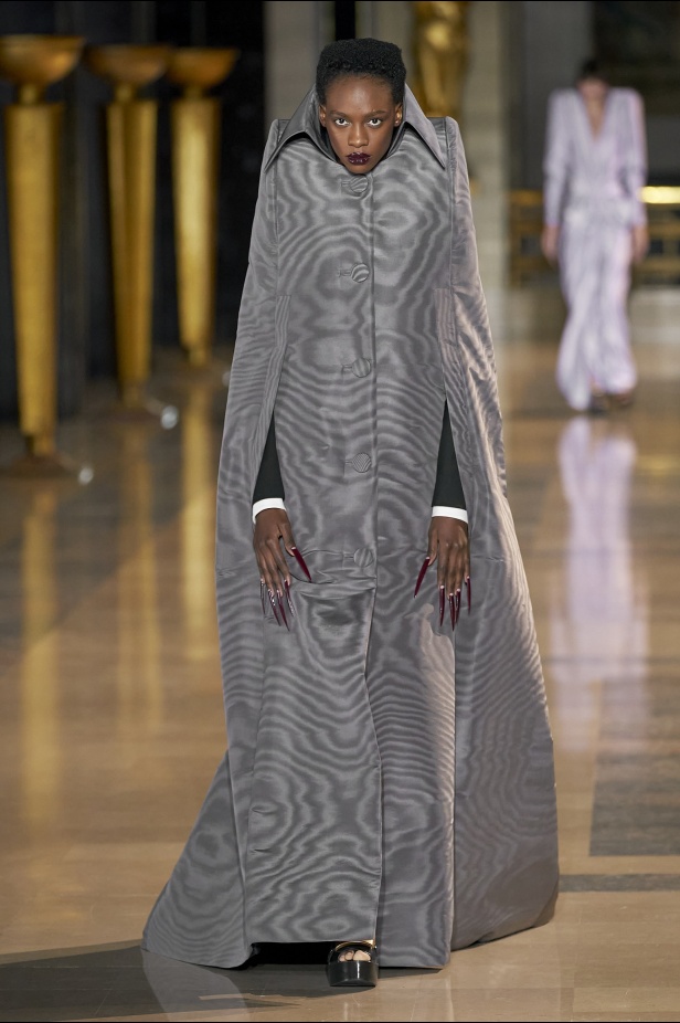 مجموعة أزياء Viktor&Rolf للأزياء الراقية لربيع وصيف 2022