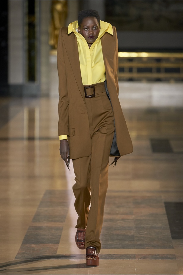 مجموعة أزياء Viktor&Rolf للأزياء الراقية لربيع وصيف 2022