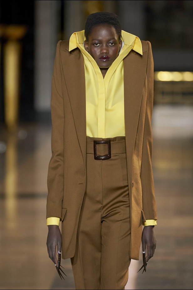 مجموعة أزياء Viktor&Rolf للأزياء الراقية لربيع وصيف 2022