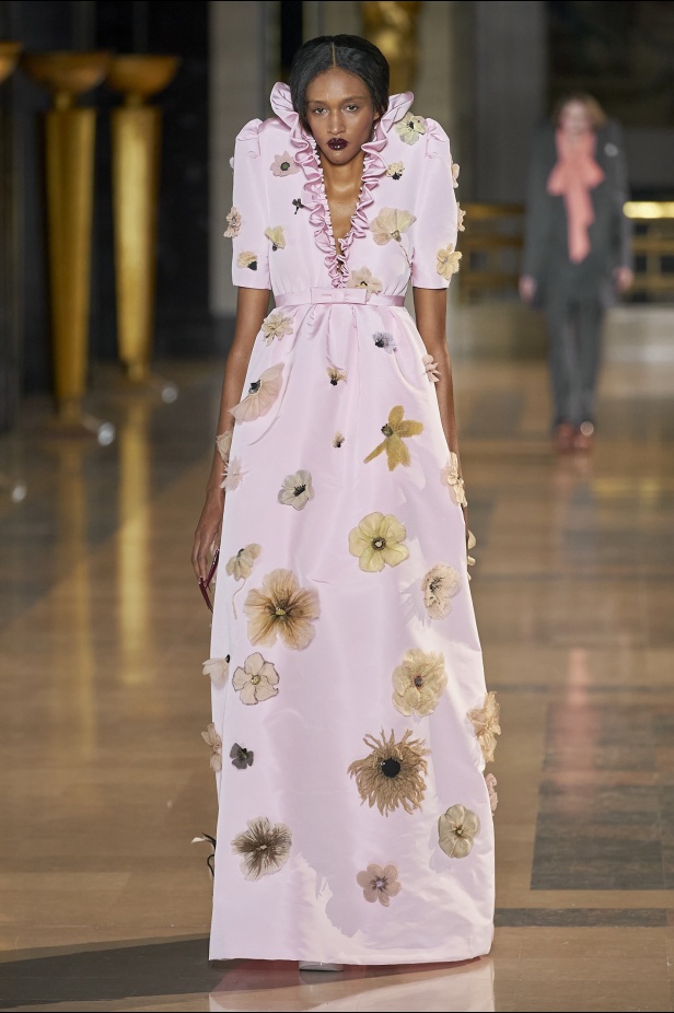 مجموعة أزياء Viktor&Rolf للأزياء الراقية لربيع وصيف 2022