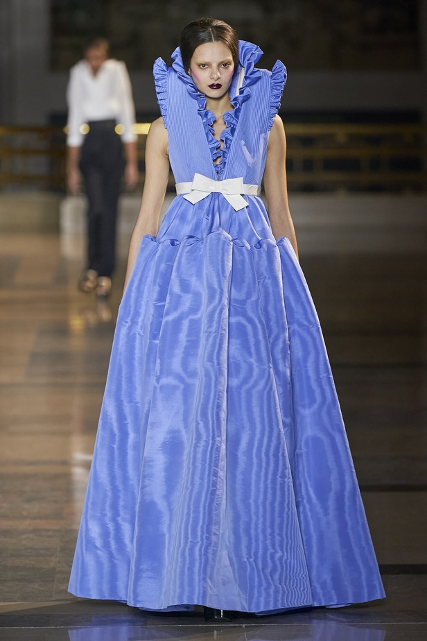 مجموعة أزياء Viktor&Rolf للأزياء الراقية لربيع وصيف 2022