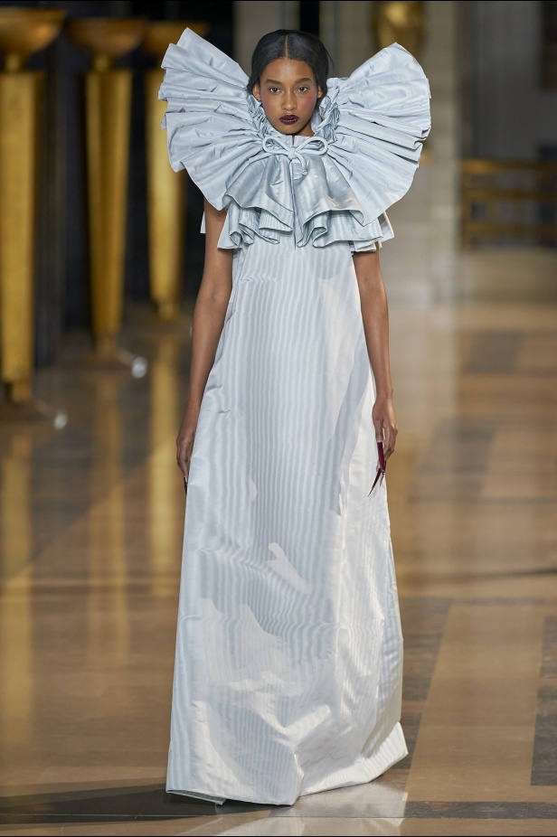 مجموعة أزياء Viktor&Rolf للأزياء الراقية لربيع وصيف 2022