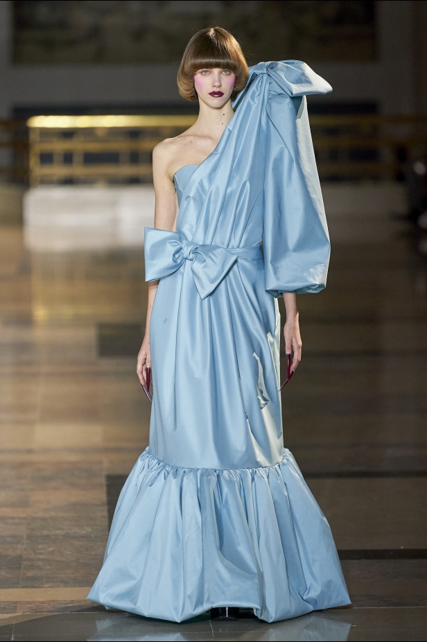 مجموعة أزياء Viktor&Rolf للأزياء الراقية لربيع وصيف 2022