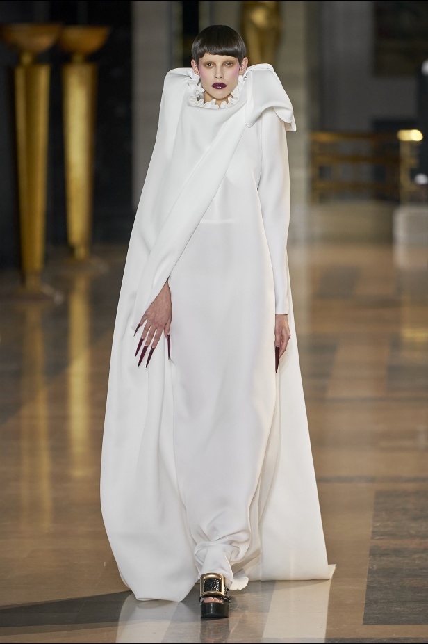 مجموعة أزياء Viktor&Rolf للأزياء الراقية لربيع وصيف 2022