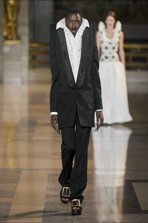 مجموعة أزياء Viktor&Rolf للأزياء الراقية لربيع وصيف 2022