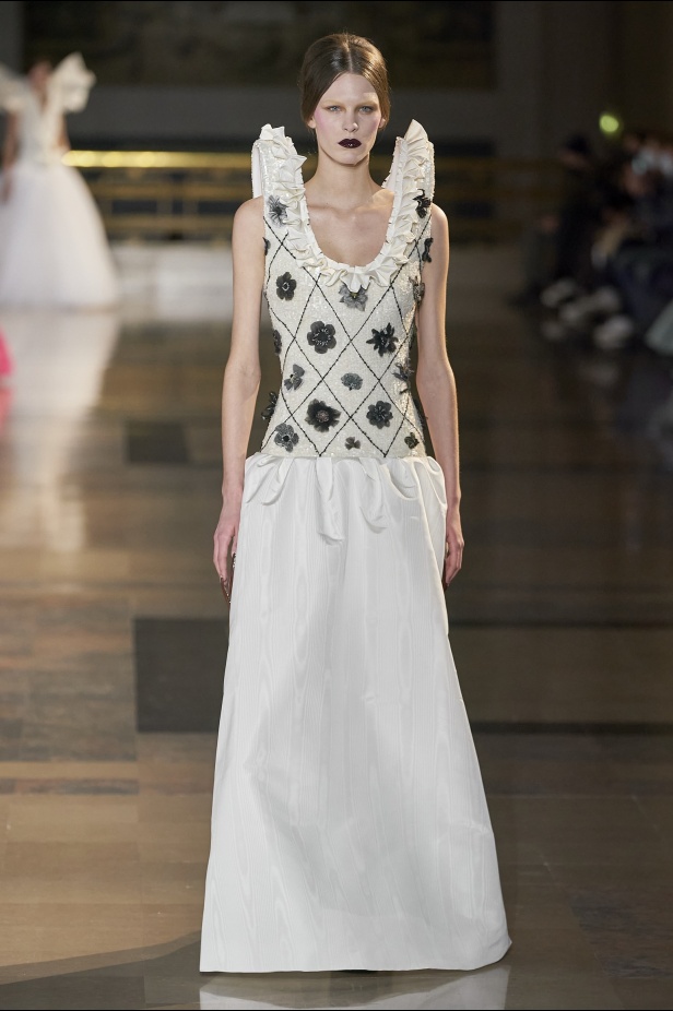 مجموعة أزياء Viktor&Rolf للأزياء الراقية لربيع وصيف 2022