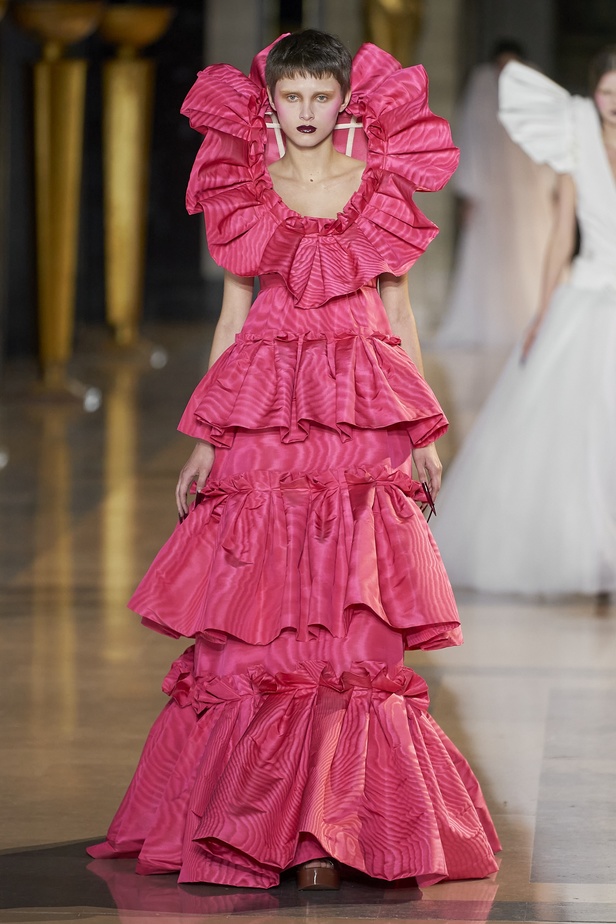 مجموعة أزياء Viktor&Rolf للأزياء الراقية لربيع وصيف 2022