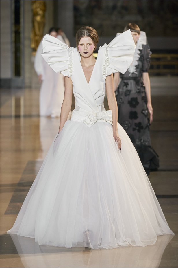 مجموعة أزياء Viktor&Rolf للأزياء الراقية لربيع وصيف 2022