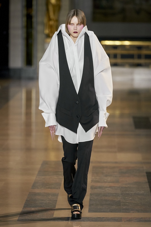 مجموعة أزياء Viktor&Rolf للأزياء الراقية لربيع وصيف 2022