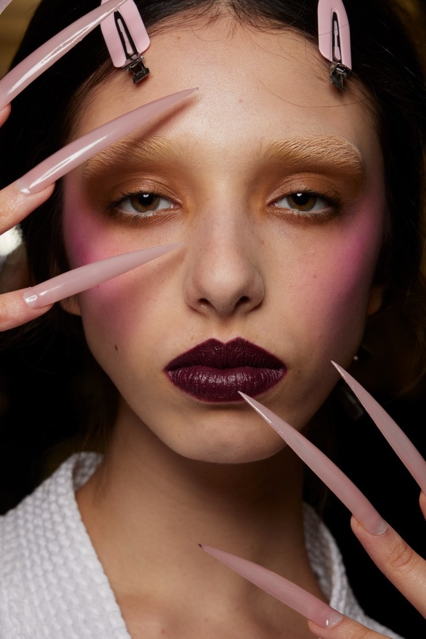 مجموعة أزياء Viktor&Rolf للأزياء الراقية لربيع وصيف 2022