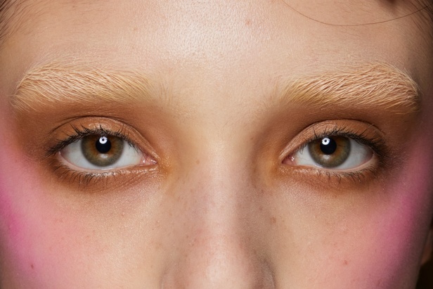 مجموعة أزياء Viktor&Rolf للأزياء الراقية لربيع وصيف 2022