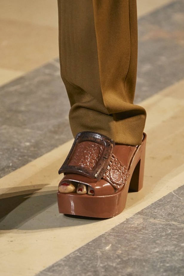 مجموعة أزياء Viktor&Rolf للأزياء الراقية لربيع وصيف 2022