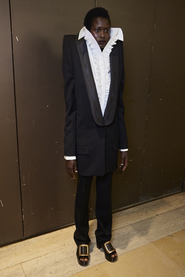 مجموعة أزياء Viktor&Rolf للأزياء الراقية لربيع وصيف 2022