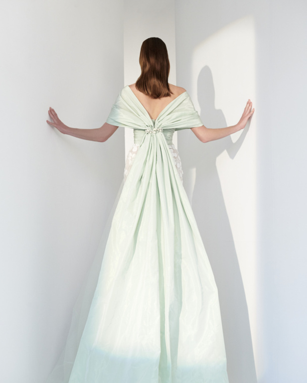 مجموعة قزي وأسطا من الألبسة الفاخرة لربيع وصيف 2022