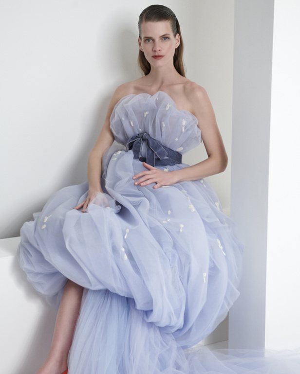 مجموعة قزي وأسطا من الألبسة الفاخرة لربيع وصيف 2022