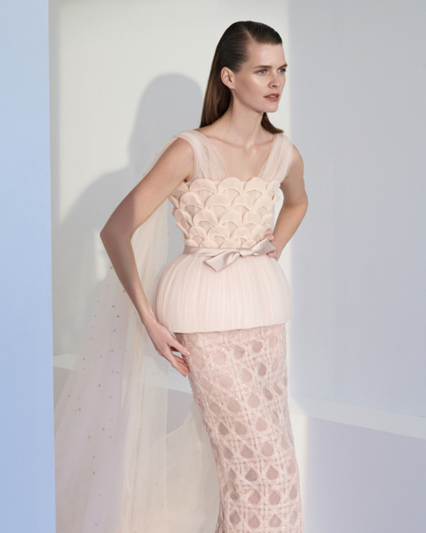 مجموعة قزي وأسطا من الألبسة الفاخرة لربيع وصيف 2022