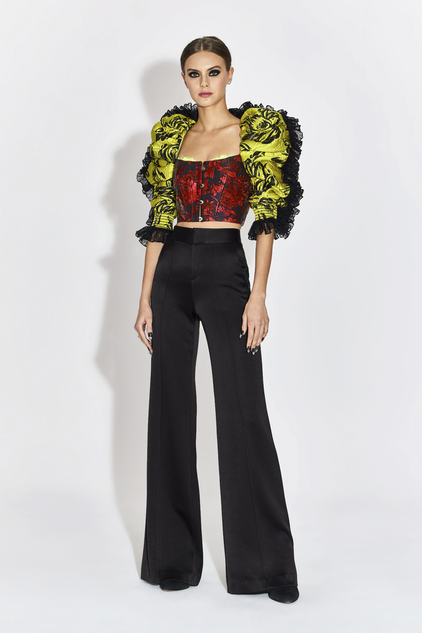 مجموعة مفعمة بالألوان من Alice + Olivia by Stacey Bendet لخريف وشتاء 2022