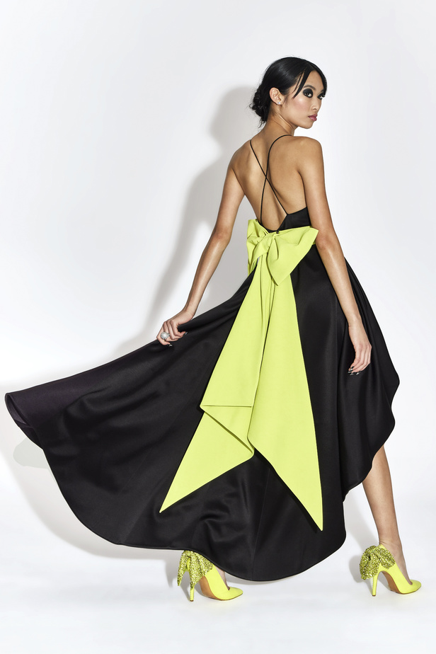 مجموعة مفعمة بالألوان من Alice + Olivia by Stacey Bendet لخريف وشتاء 2022