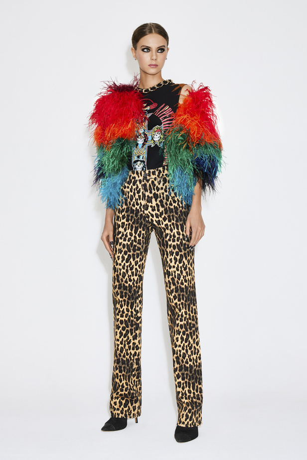 مجموعة مفعمة بالألوان من Alice + Olivia by Stacey Bendet لخريف وشتاء 2022