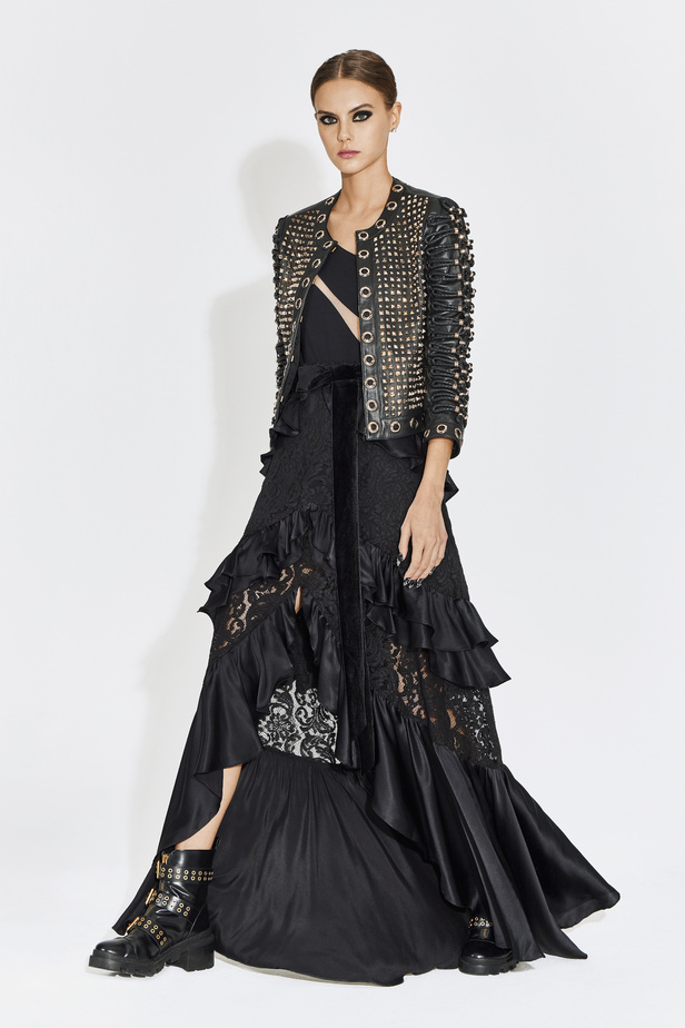 مجموعة مفعمة بالألوان من Alice + Olivia by Stacey Bendet لخريف وشتاء 2022