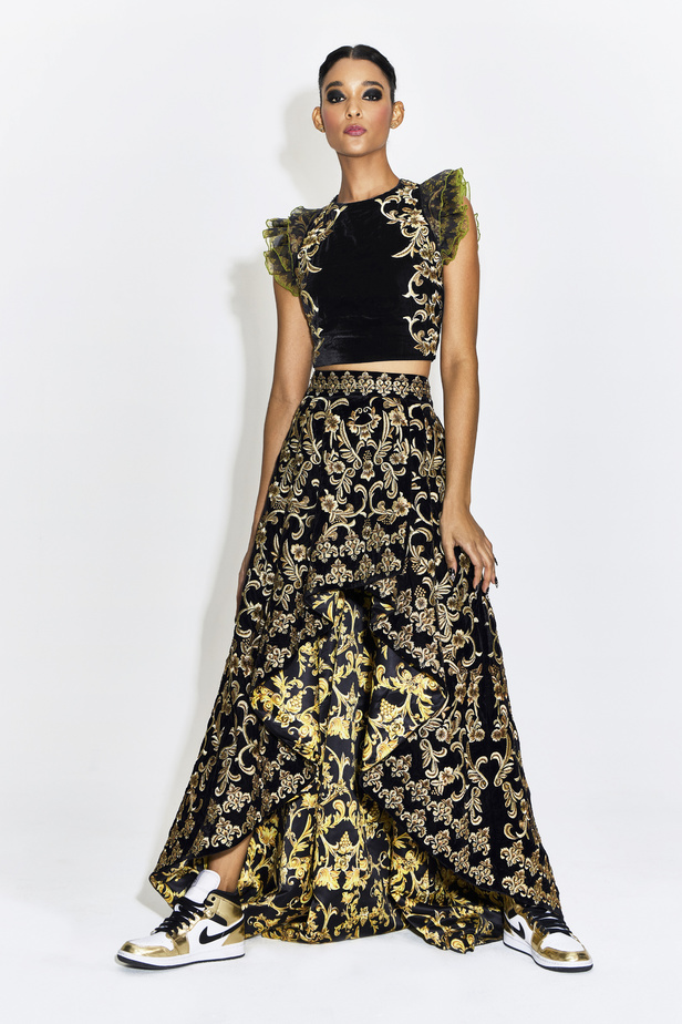 مجموعة مفعمة بالألوان من Alice + Olivia by Stacey Bendet لخريف وشتاء 2022