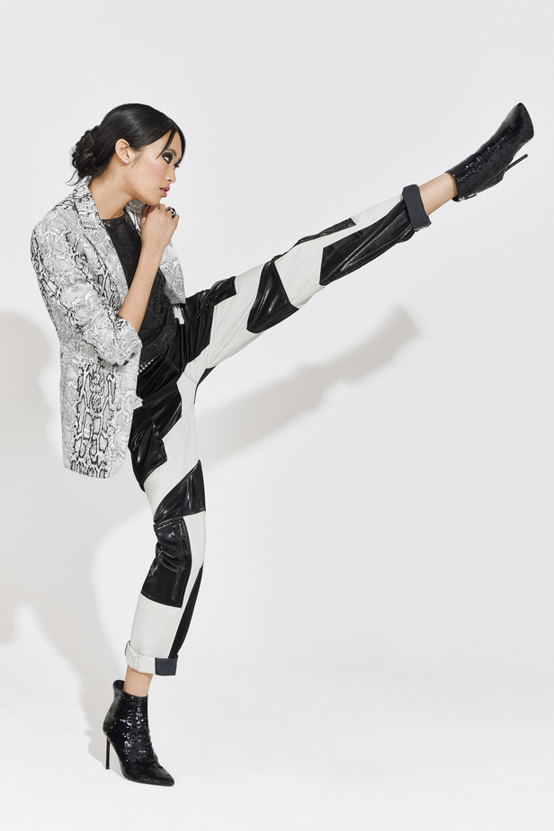 مجموعة مفعمة بالألوان من Alice + Olivia by Stacey Bendet لخريف وشتاء 2022