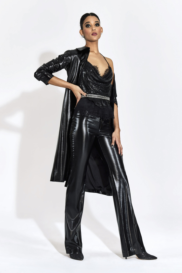 مجموعة مفعمة بالألوان من Alice + Olivia by Stacey Bendet لخريف وشتاء 2022