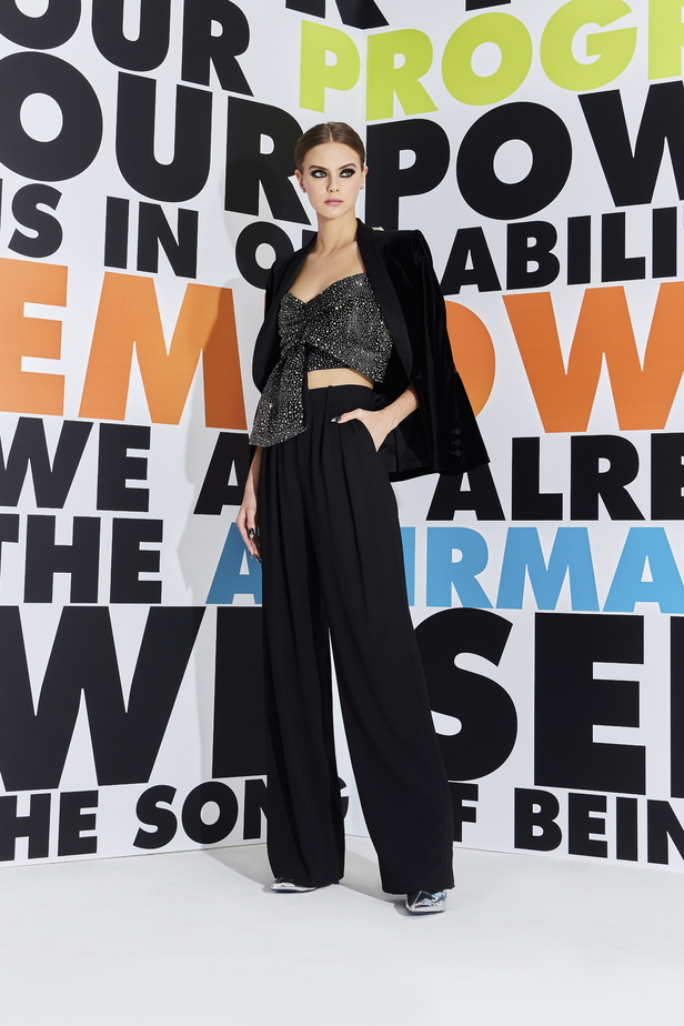 مجموعة مفعمة بالألوان من Alice + Olivia by Stacey Bendet لخريف وشتاء 2022