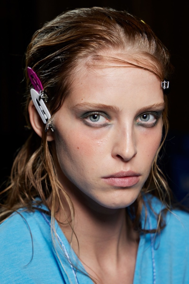 مكياج وتسريحات شعر عرض أزياء Altuzarra لموسم خريف 2022