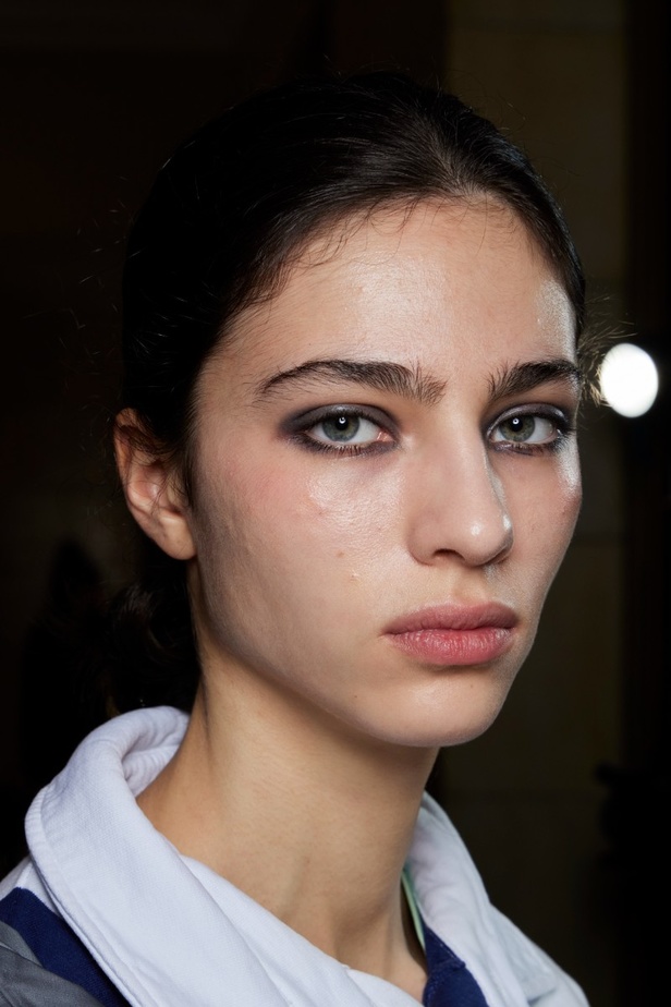 مكياج وتسريحات شعر عرض أزياء Altuzarra لموسم خريف 2022